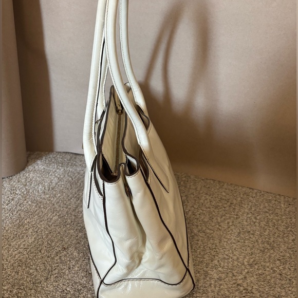 Elegant Cream Vintage Coach Shoulder Bag - Picture 10 of 12